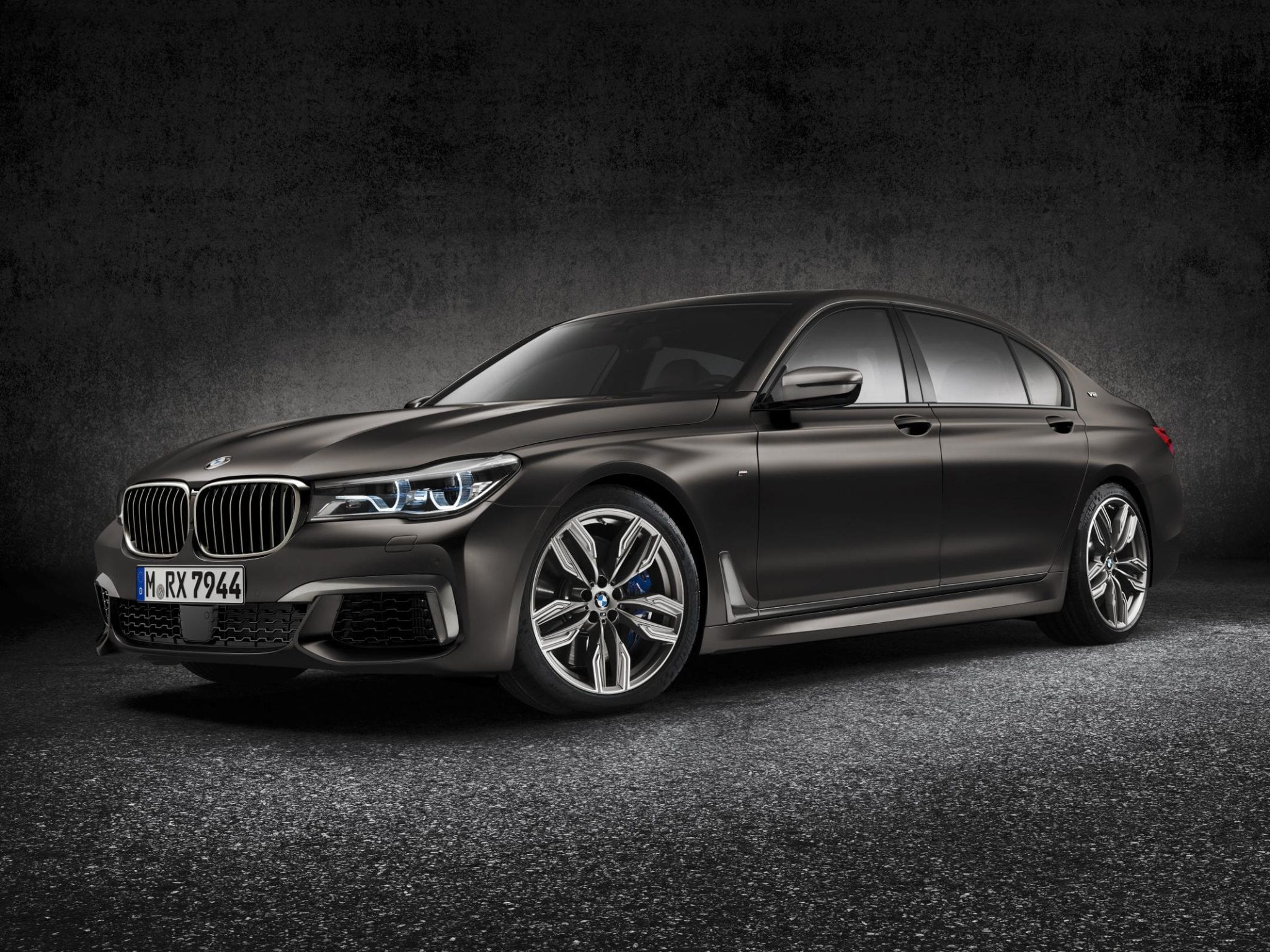 BMW M7 Exterior | Chariotz